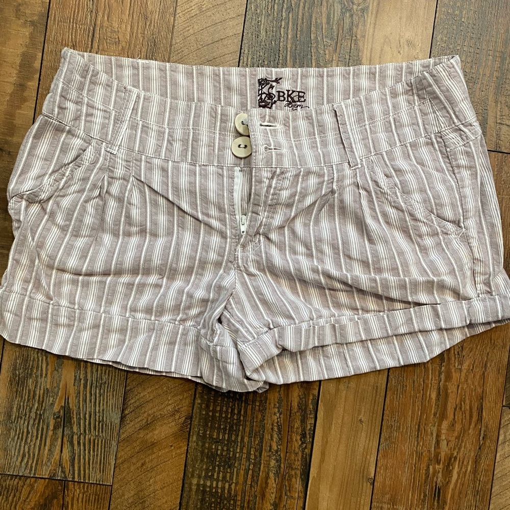 Women’s Buckle Khaki Cargo Shorts